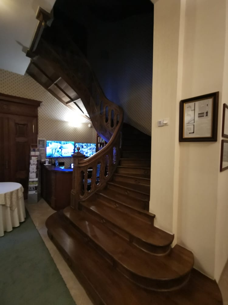 Drewniane reprezentacyjne schody we wnętrzu pałacu Bagatela