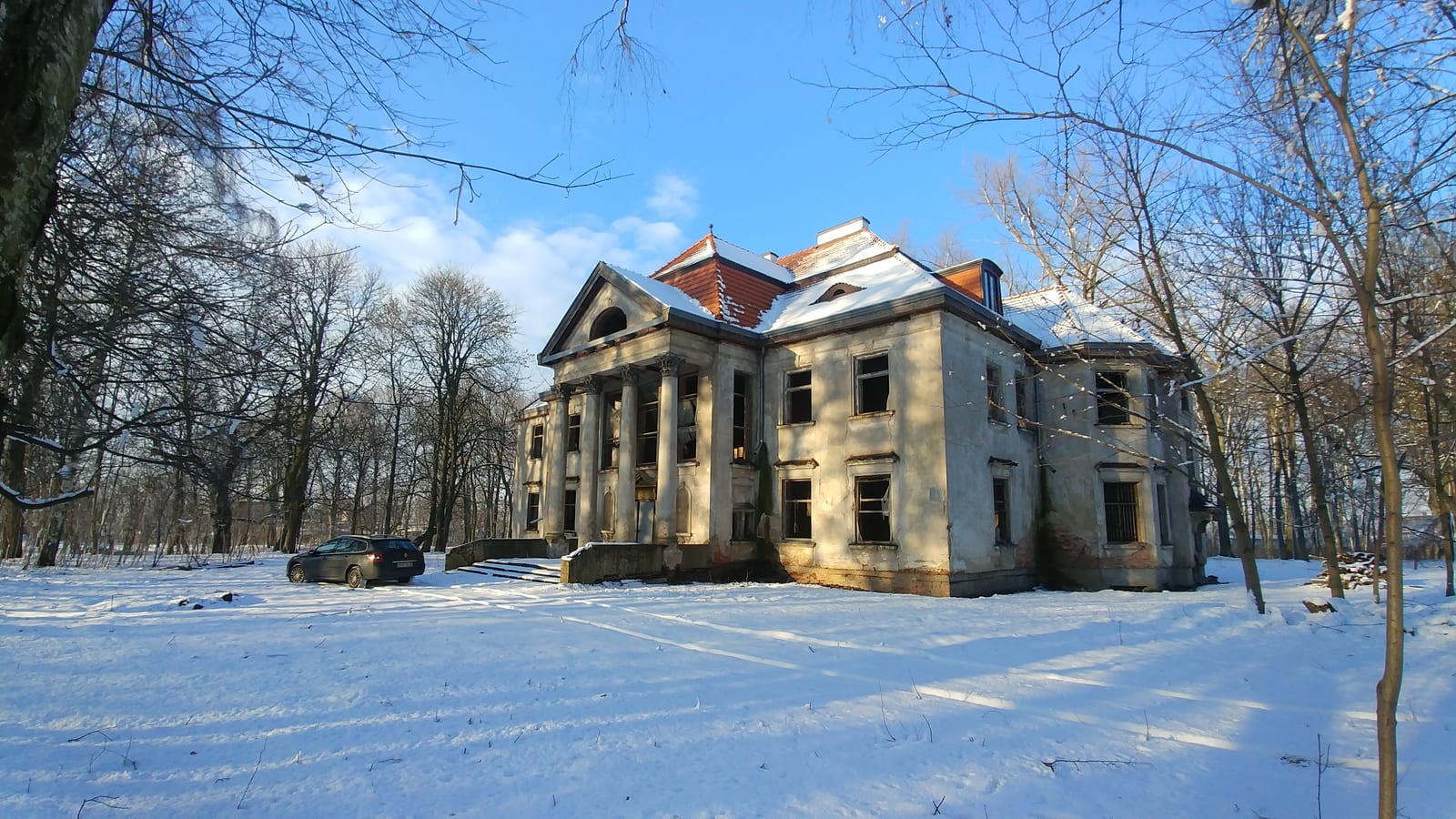 Pałac w Inczewie zimą przed obecnym etapem restauracji