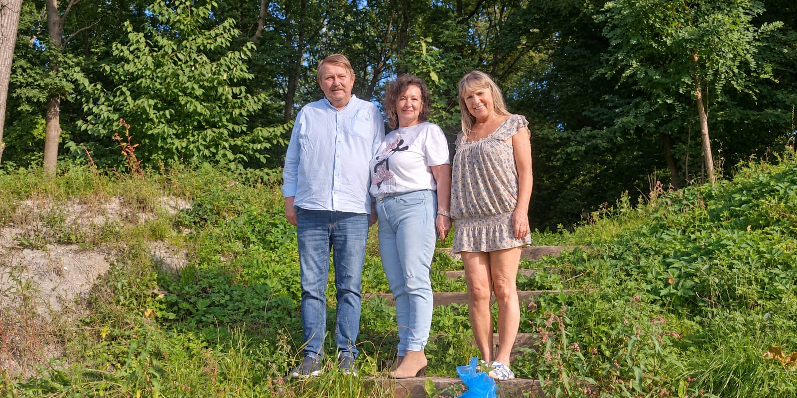 Michał i Jolanta Lisieccy oraz Aldona Majewska-Kupidura w parku nad stawem w Inczewie
