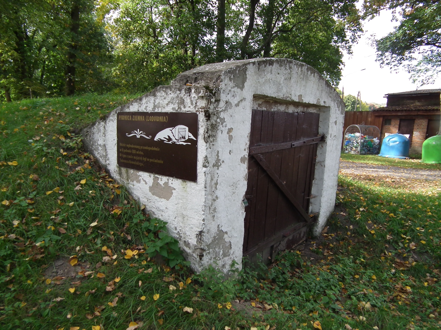 Ziemna piwnica lodownia w zespole pałacowym w Olbięcinie