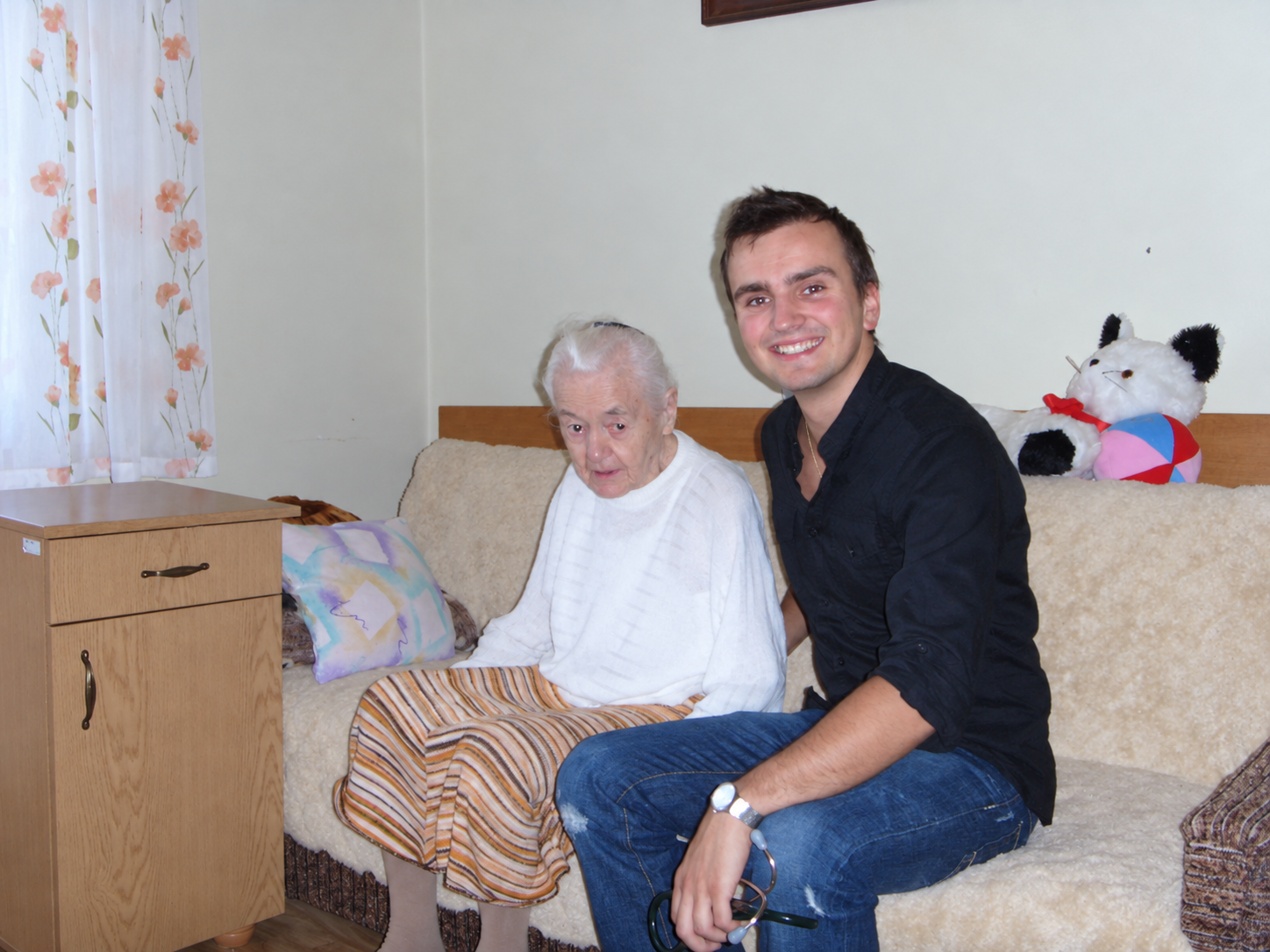 Marianna Mróz w wieku 107 lat z Konradem Kupidurą-Majewskim w DPS w Marszałkach