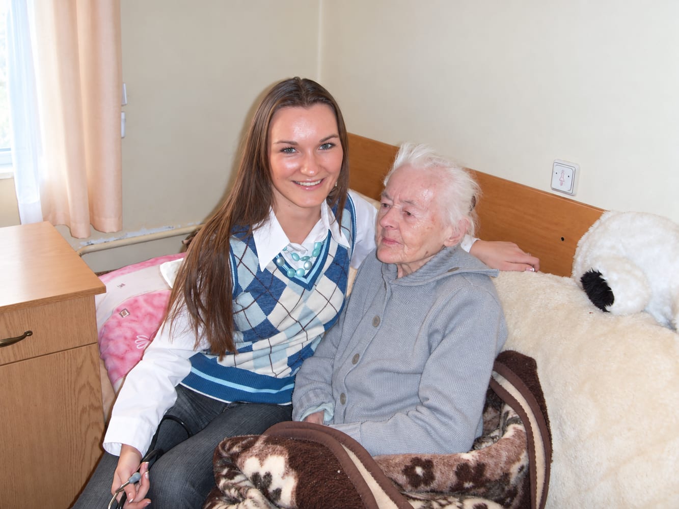 Marianna Mróz w wieku 107 lat z Pauliną Kupidurą w DPS w Marszałkach