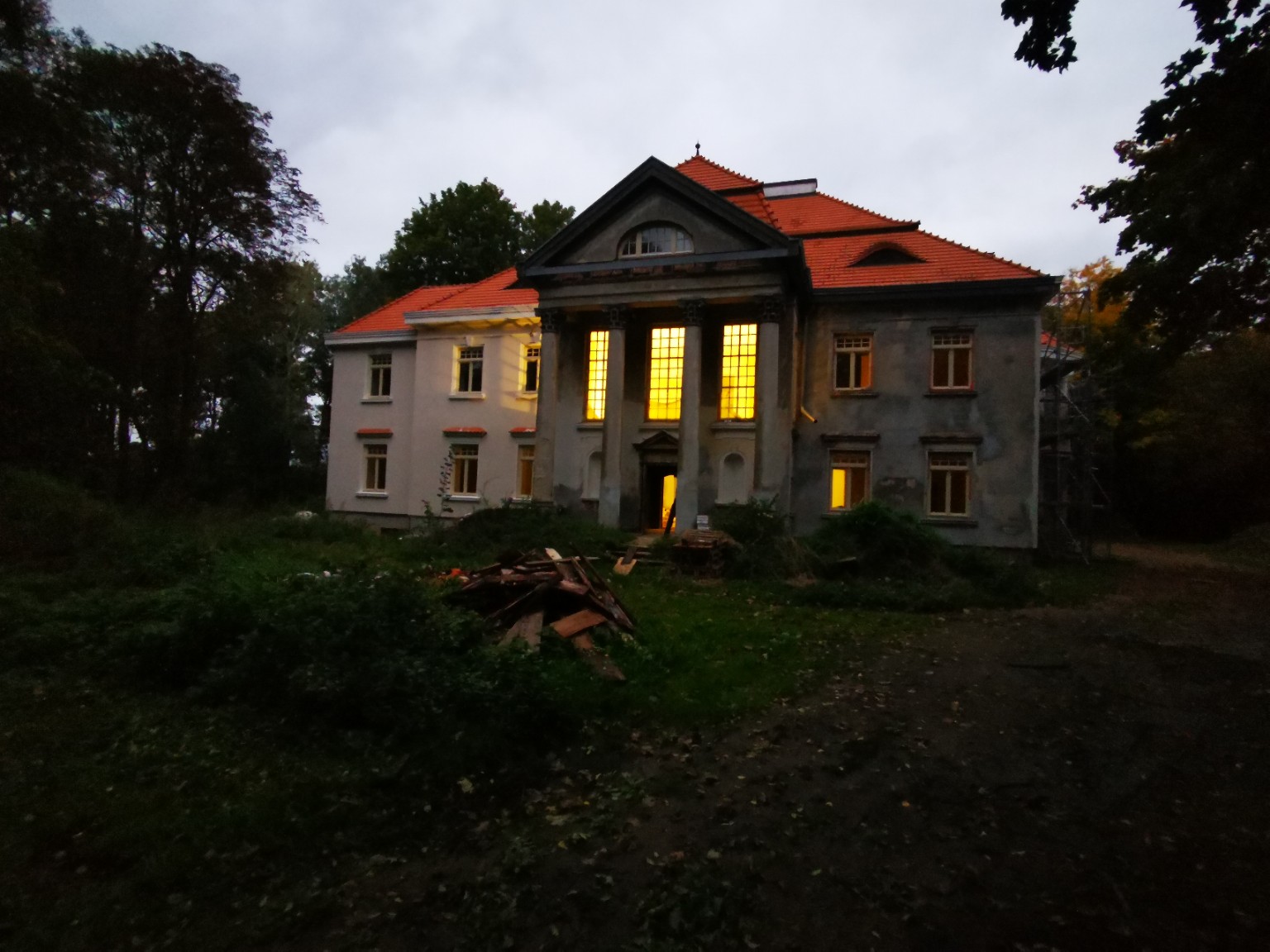 Elewacja frontowa w trakcie prac restauratorskich